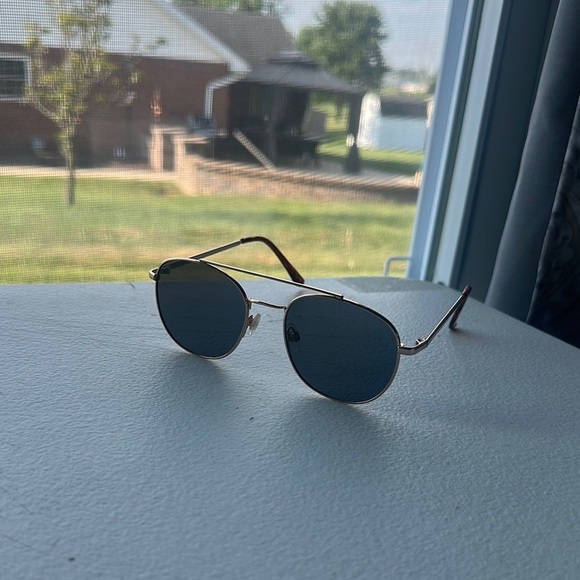 NEW Gold Frame Sunglasses with Black Lenses - Picture 1 of 5